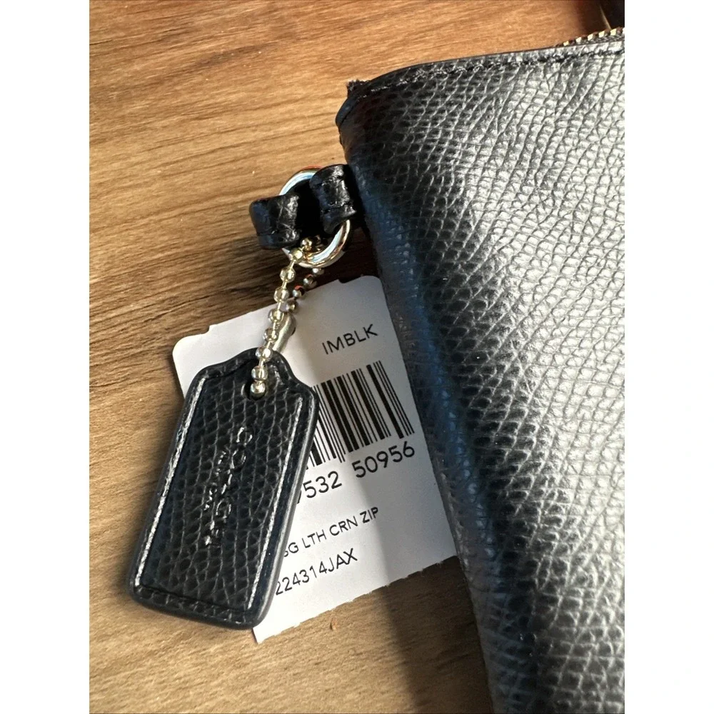 Coach Corner Zip Wristlet in CrossGrain Leather F58032‎ Gold/Black
